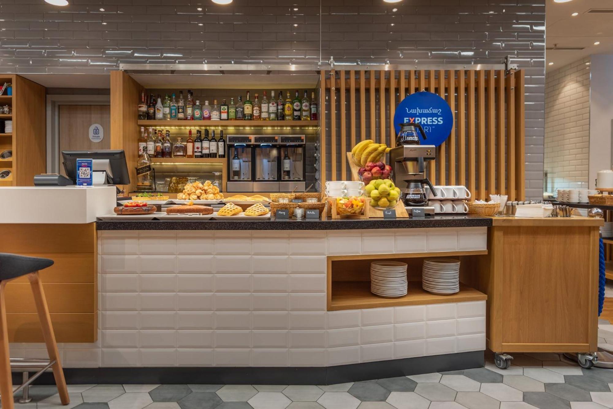 Holiday Inn Express - Yerevan By Ihg Exterior photo